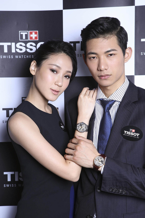 男女模特兒配戴同款 TISSOT 的 Chemin des Tourelles Skeleton 杜艾爾系列鏤空腕錶。